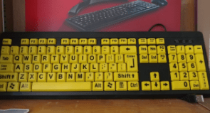 teclado de contraste amarillo