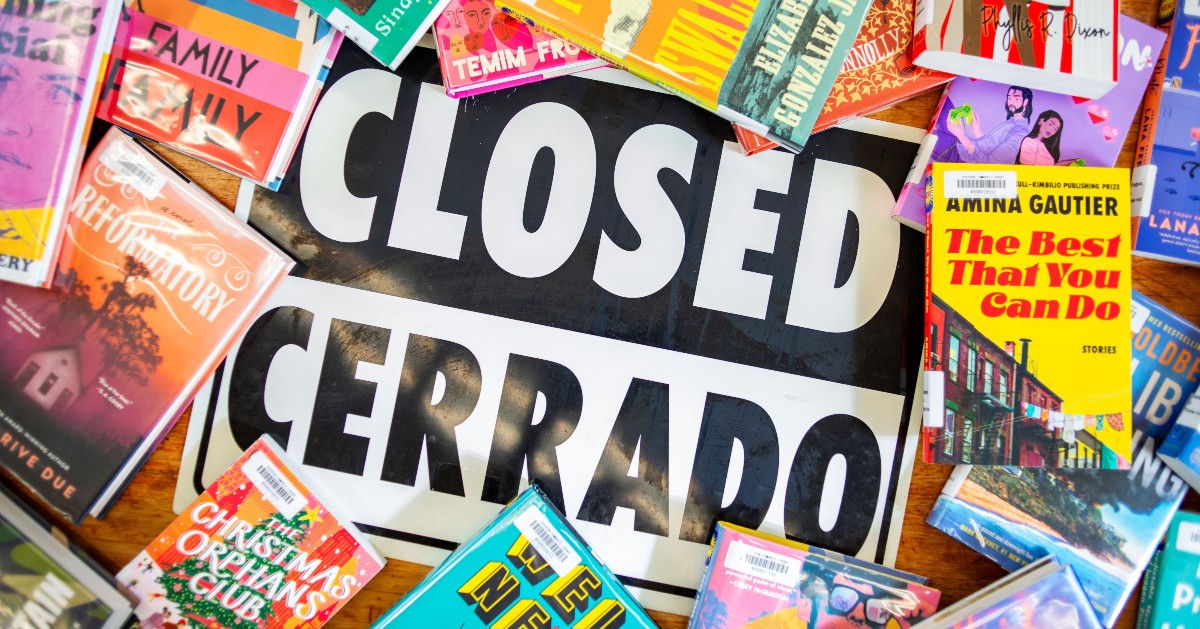 Closed sign in english and spanish