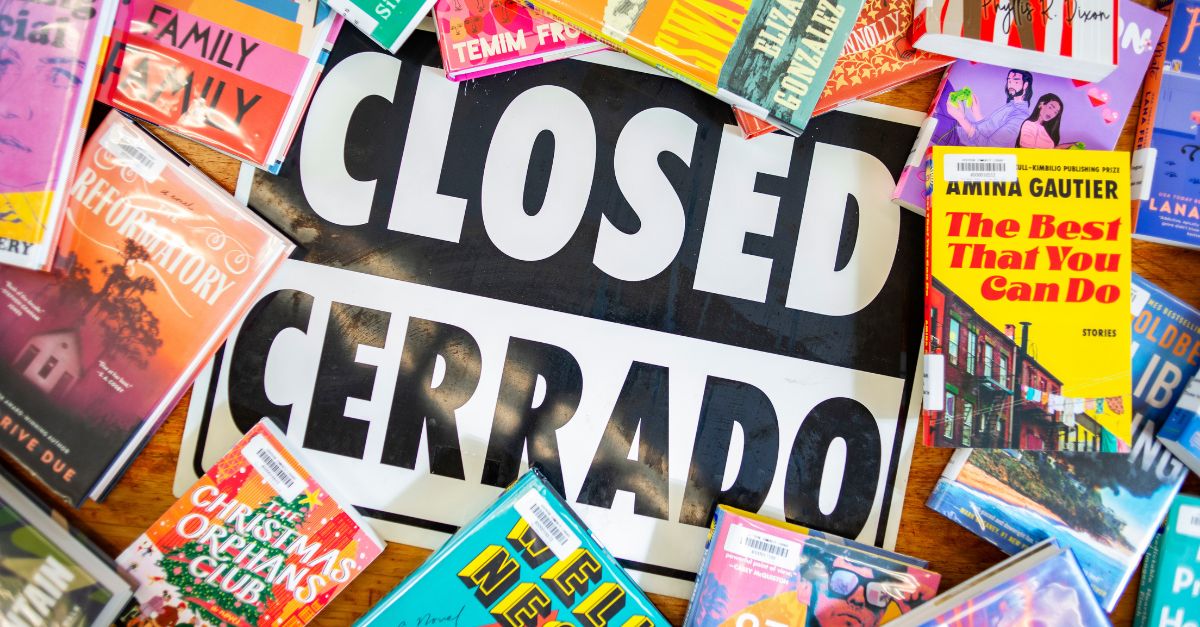 closed sign in english and spanish